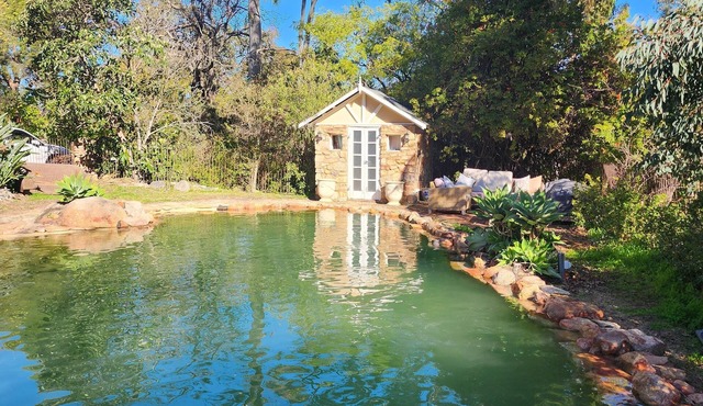 Romantic 1BR Hills Hideaway · Fireplace & Natural Pool - Perth hills
