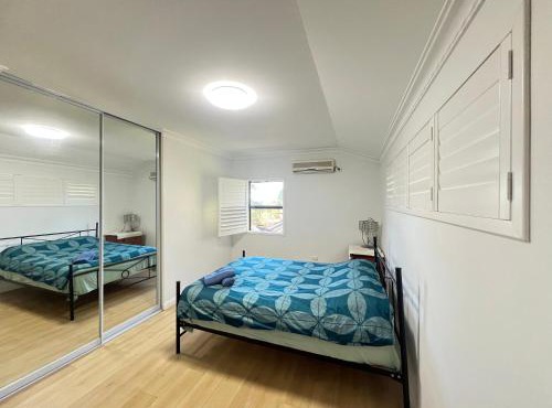 Room 14 in Dundas Valley