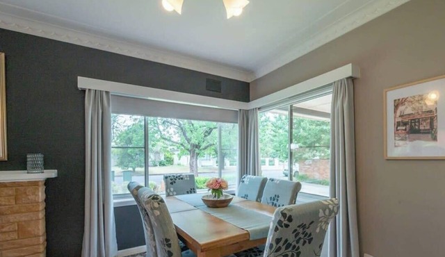 Roycox Cottage. Fireplace & Yard. Walk to Cafés. in Dubbo