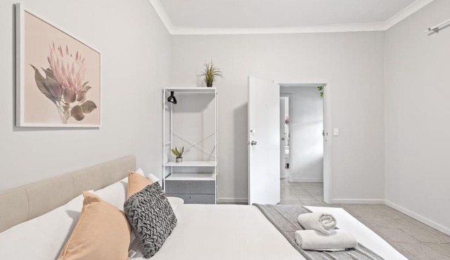Rustic Queen Room - Conveniently Located - Shared Bathroom in Sydney