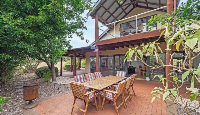 Sailors Hill Retreat—Bushland Living by the Coast
