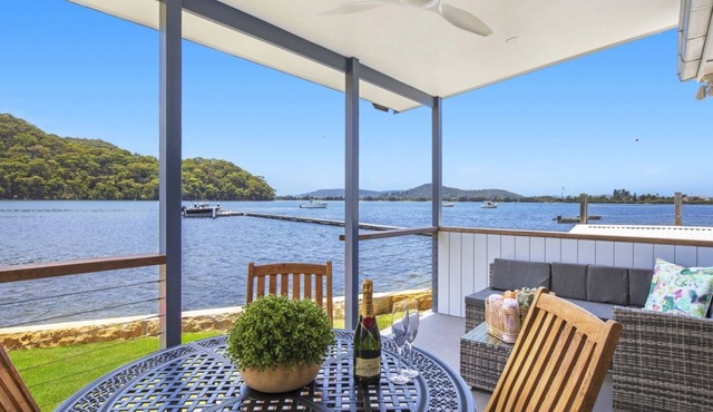 SAM'S SHACK WATERFRONT WOY WOY BAY