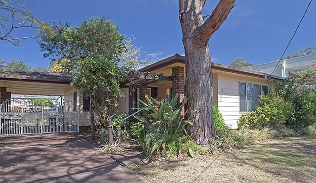 Sandy Paws Corlette, 5 Sandy Point Road - cottage across the road from Sandy Point Beach in Corlette