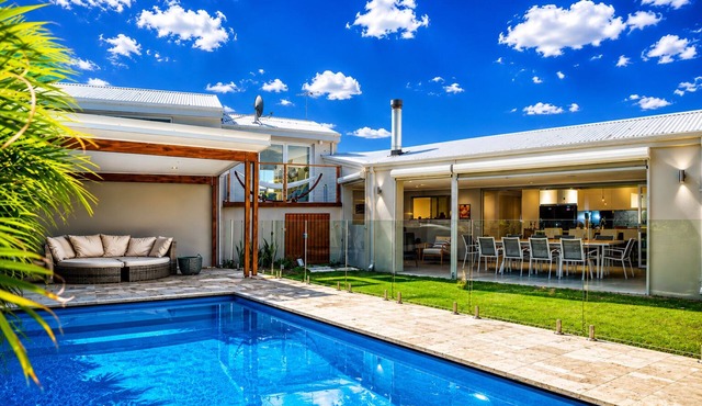 Sant's Beach Retreat - Private Pool and Fire Pit