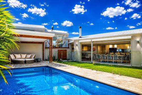 Sant's Beach Retreat - Private Pool and Fire Pit in Perth