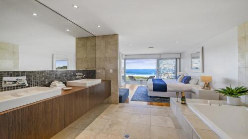 Sapphire Sands - Luxe, Absolute Beachfront, Pool, Spa, Sauna