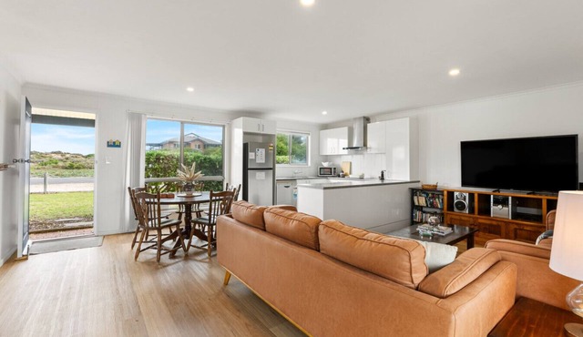 Sea Breeze—Spacious Family Escape near Surf Beach in Middleton