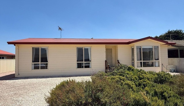 Sea Change-5 bedrooms! plenty of room for the boat-Off Peak Special available