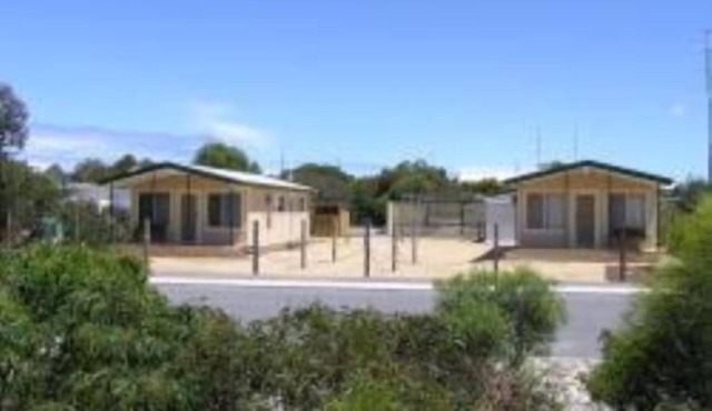 Seabreeze Accomm sleeps 4 . Min 4 night stay for Easter/New Year