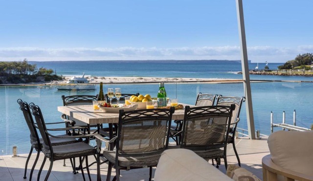 Seaside Serenity Waterfront and Walk to Husky in Huskisson