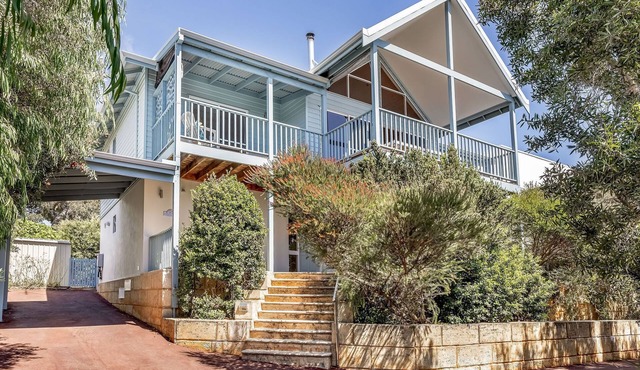Seaview in Old Dunsborough: ocean views and pet friendly