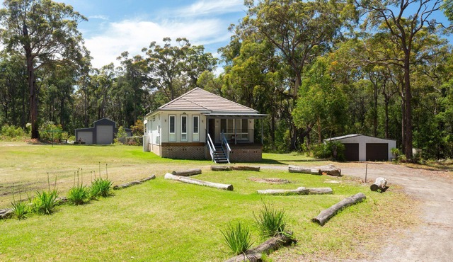 Secluded Cottage Surrounded by Eucalyptus Trees and Native Wildlife in Saint Georges Basin