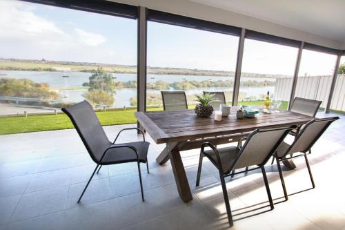‘Serenity’ and sweeping Murray River views in Tailem Bend
