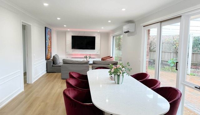 Shine Adam Court - Prestige Retreat in Pakenham