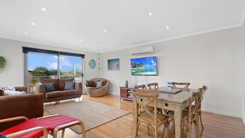 Shore Thing - Spacious Retreat for 15 Guests in Lake Tyers