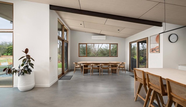 Silver House - Mt Buffalo Rd - Alpine Haven on Mount Buffalo Road – A Spacious Retreat for Families, Friends & Nature Lovers in Porepunkah