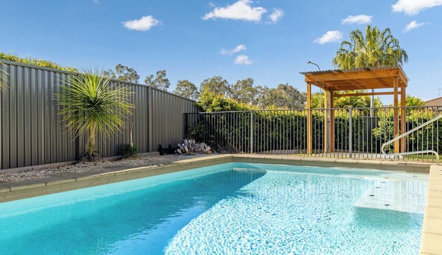 Simplibee – Pool-Aircon-Sleeps 8-3 bedrms-2 baths-WiF-4 TVs-Linens-Pets in Burrum Heads