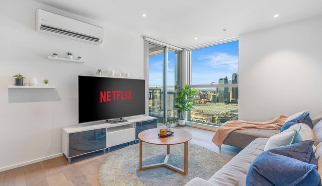 Skyline Dreams: 3BR Luxury Above Docklands/City Views & Pool