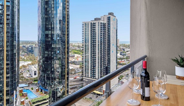 Skyline Escape Melbourne| Pool,Gym & Walk to Crown