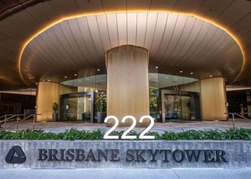 Skytower 72nd Floor 3BR with Parking, Pool and Gym