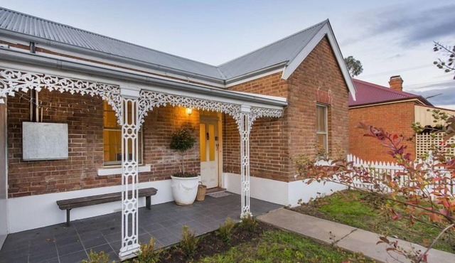 Sleeps 6: King Bed & 2 queen beds, sofa bed (on request): 5 min walk to town