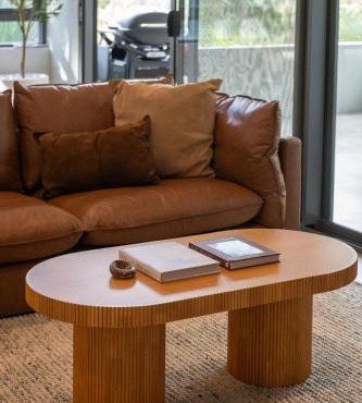 Solara Escape - Cozy & modern, fireplace, bush surrounds