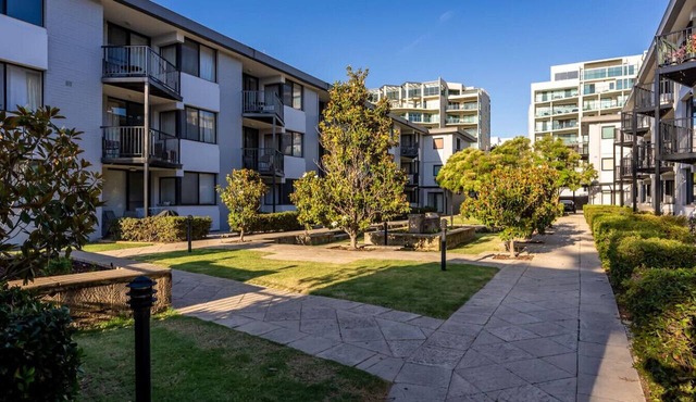 South Perth 1-Bedroom Apartment | Free Parking, Garden Patio, Walk to River