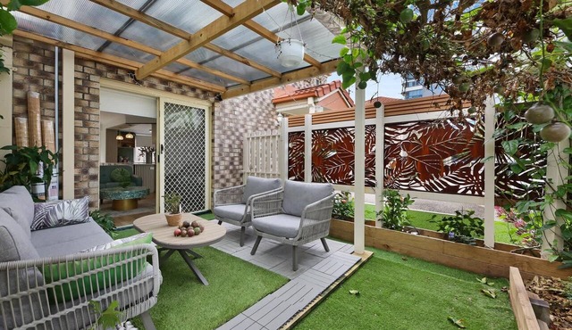 Spacious 3-Bed Townhouse Near Broadwater