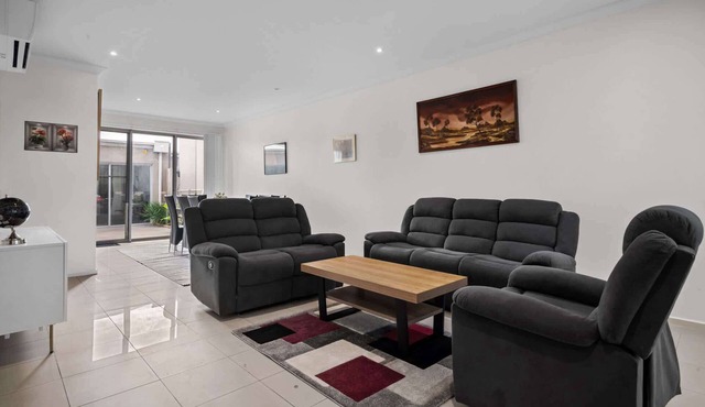 Spacious 3-Bed Townhouse in Coburg