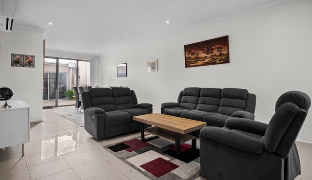 Spacious 3-Bed Townhouse in Coburg