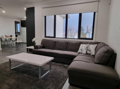 Spacious 3 Bedroom Modern Apartment - St Kilda East