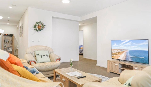 Spacious 3BR Apartment | Free Parking | 20 mins to CBD | Woolworths & Cafés