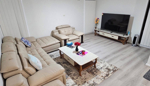 Spacious 3BR Home for Family & Work Stays Near Campbelltown | Parking Fast WiFi
