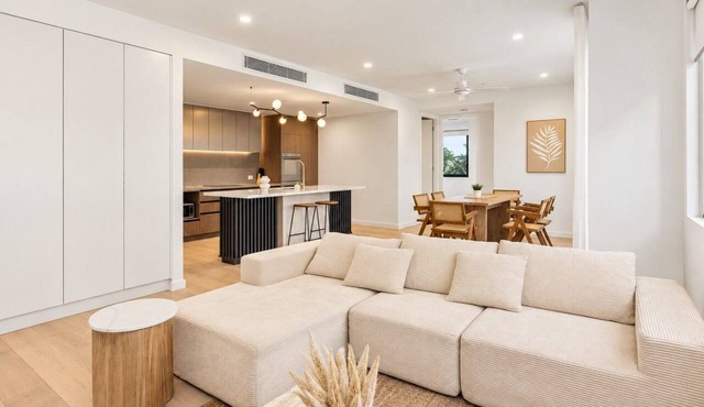 Spacious 3BR | Pool & Parking near Broadbeach in Carrara