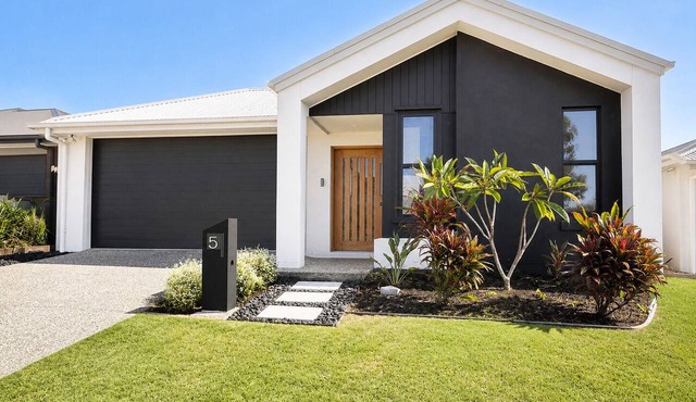 Spacious 4 bed 2 bath family home - opposite park - 2 living areas in Greenbank