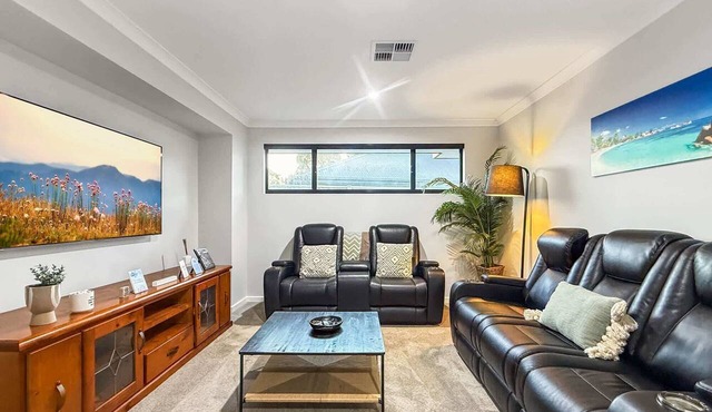 Spacious 4-Bed Retreat Near Meadow Springs