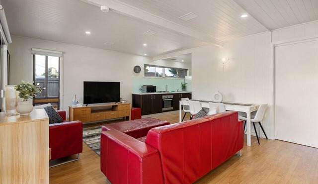 Spacious 4-Bed Home 5-min from the Beach in Capel Sound