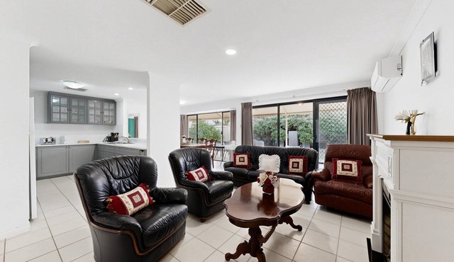 Spacious 4-Bed House Near Mandurah in Dudley Park