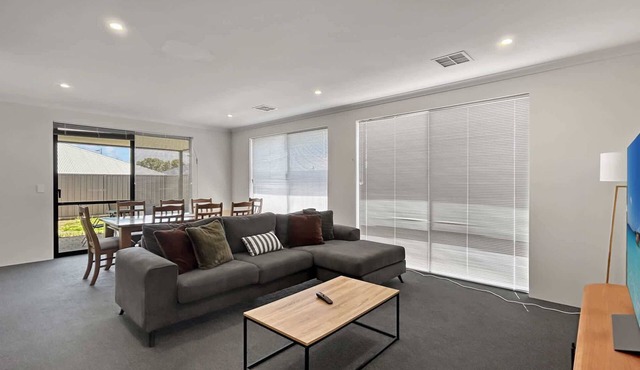 Spacious 4-Bed House with Large Backyard