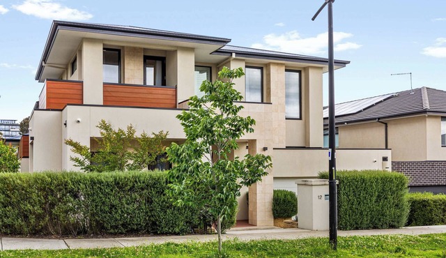 Spacious 4BR Home Steps to Buses Westfield Doncaster