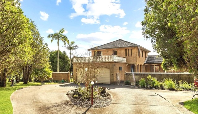 Spacious 5-Acre Retreat for Groups in Galston
