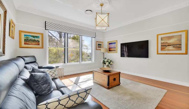 Spacious Bright & Luxurious 5BR Family Retreat in Charlton