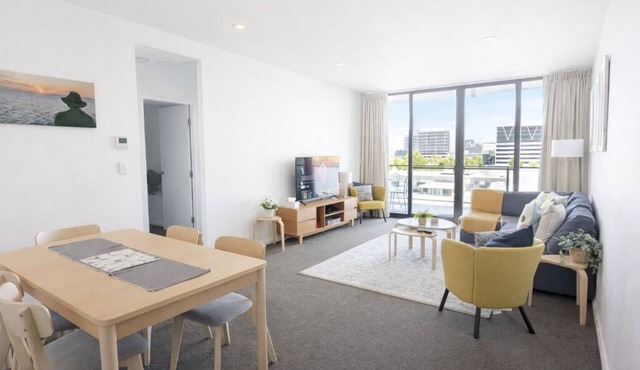 Spacious Central 2BR: King or Twin, Pool, Parking in Braddon