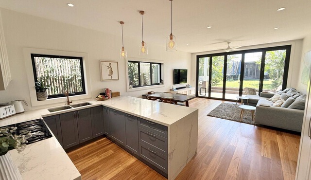 Spacious Family Home by the Park | Home Office | Pet-Friendly | Close to Beaches