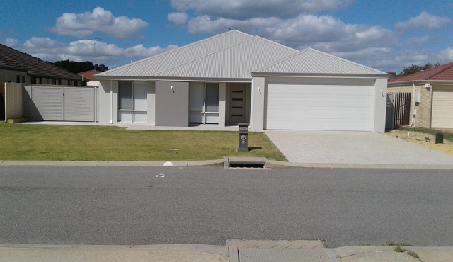 Spacious family home,5 minutes walk to beach in Dawesville