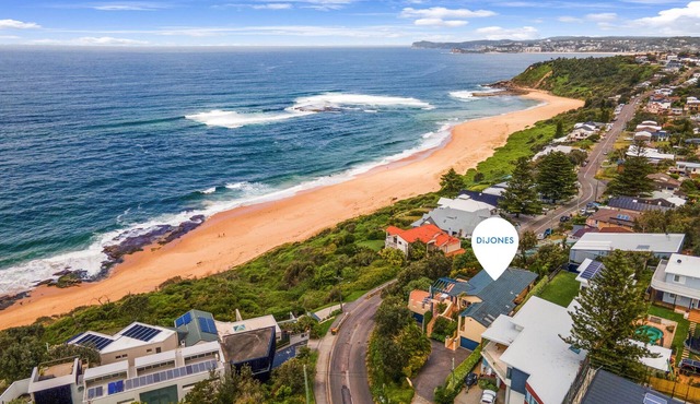 Spacious Home with Ocean Views, Close to Beach in Forresters Beach