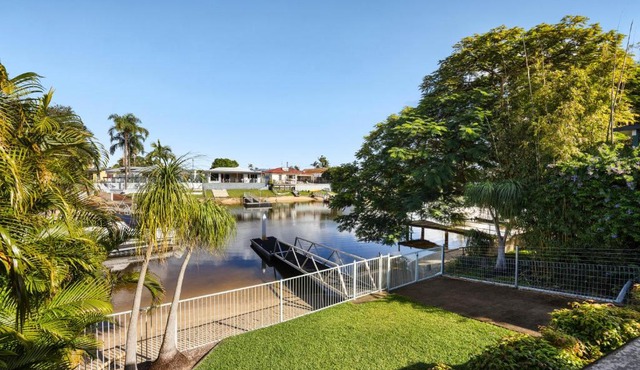 Spacious house with Pool, River views, BBQ, Pontoon, Wifi - Mojo Stays