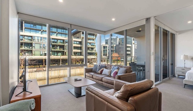Spacious Lakefront Apartment with Pool Access in Kingston