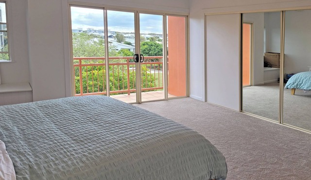 Spacious Marcoola seaside 3-bedroom apartment in Marcoola