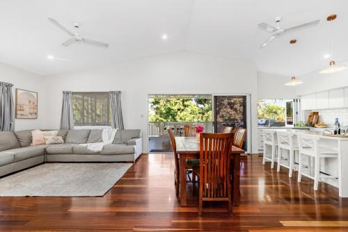 Spacious Queenslander Retreat in Belgian Gardens